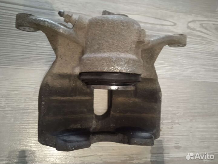 Суппорт передний левый skoda karog