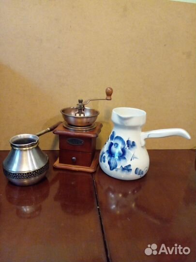 Кофеварки мельхиоровая и Гжель, ручная кофемолка