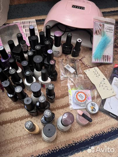 Лампа и гели для ногтей