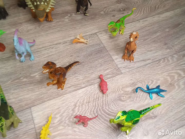 Коллекция игрушек динозавров