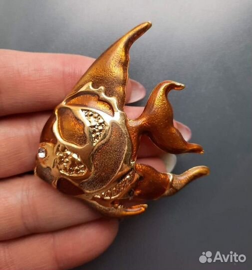 Крупная брошь 