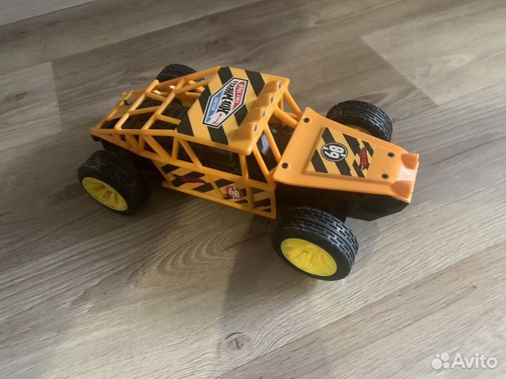 Машинка 1:16 на управлении 17099 Hot wheels