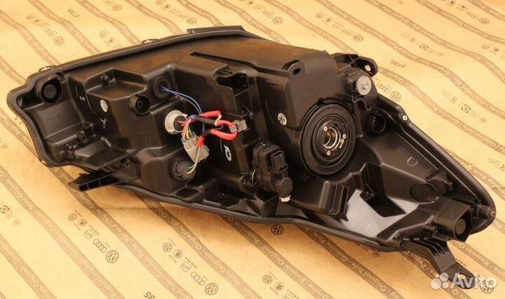 Фара левая toyota yaris 3 III 14-17