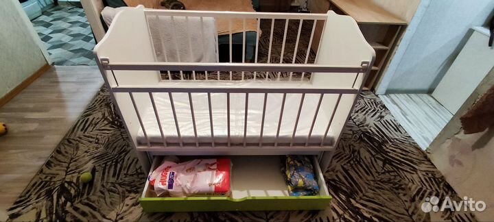 Детская кроватка с маятником