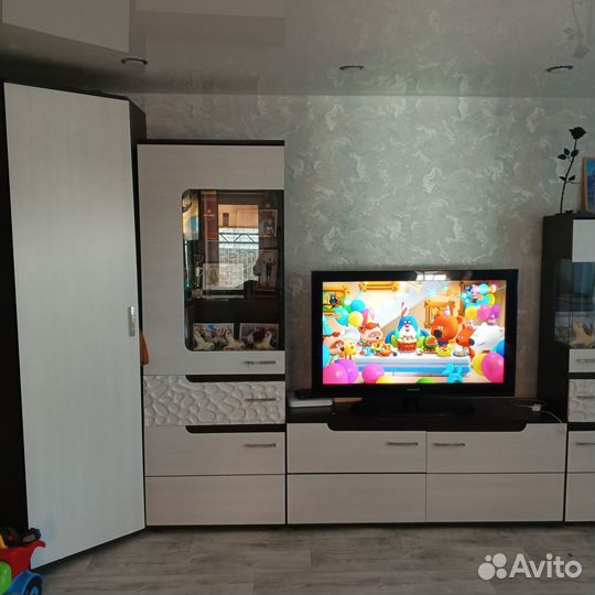 Стенка в гостиную со шкафом купе и телевизор