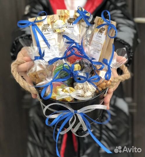 Подарочный набор чая и сладостей