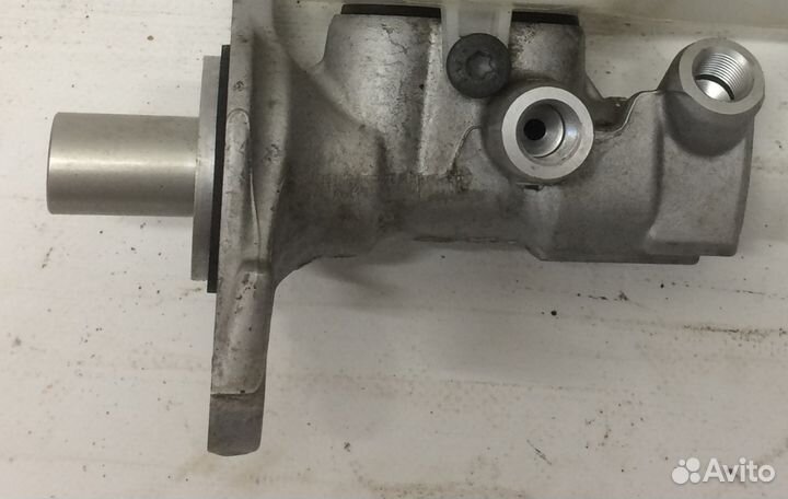 Главный тормозной цилиндр с бачком рено логан 2015