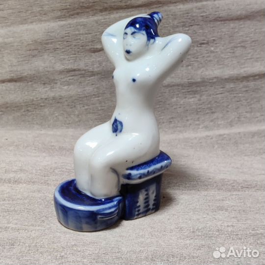 Фарфоровая статуэтка. Девушка в Бане. Гжель