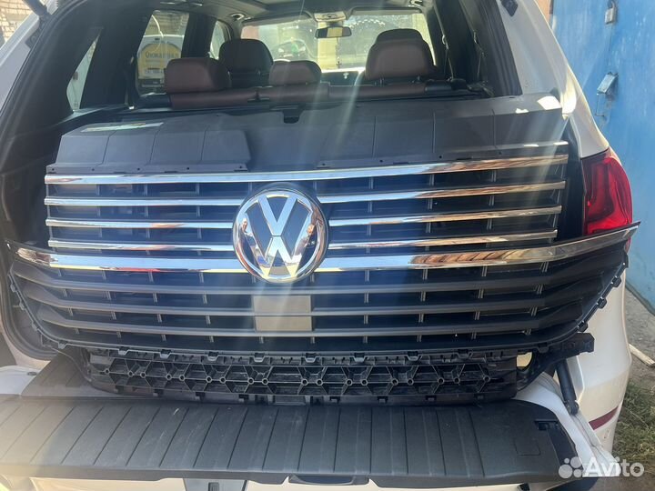 Решетка радиатора в сборе с кронштейном VW T6.1