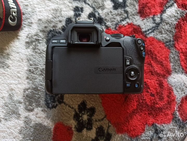 Зеркальный фотоаппарат canon eos 250d