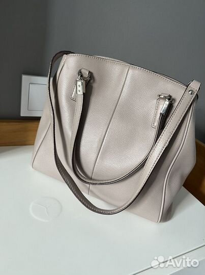 Женская сумочка Coach бежевого цвета