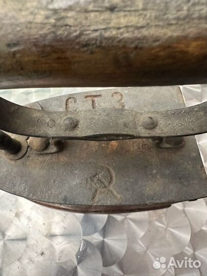 Старый утюг на углях