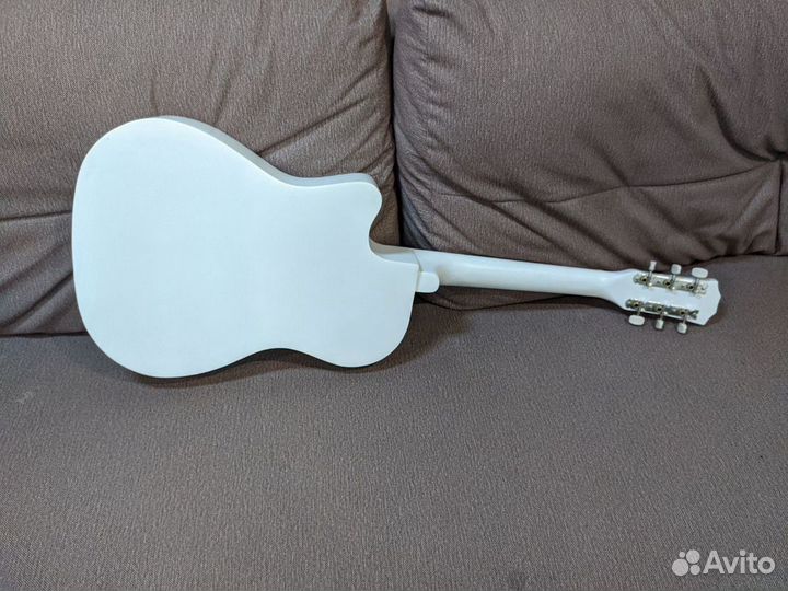 Гитара белая