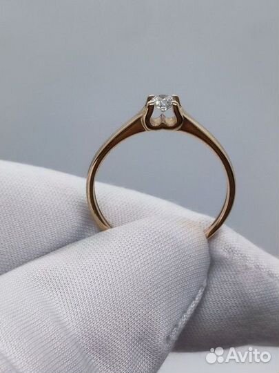 Золотое кольцо с бриллиантом 15,5р