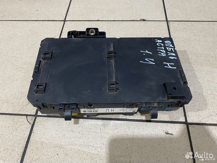 Блок предохронителей в салоне Opel Astra H