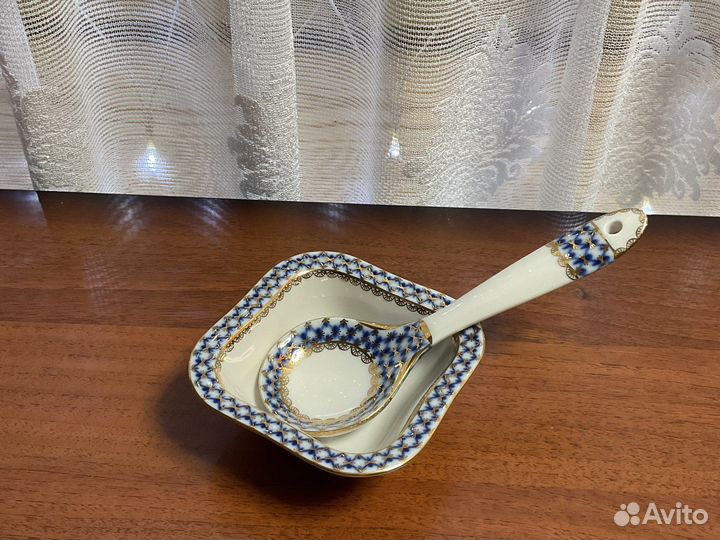 Вазочка и ложка из фарфора лфз кобальтовая сетка