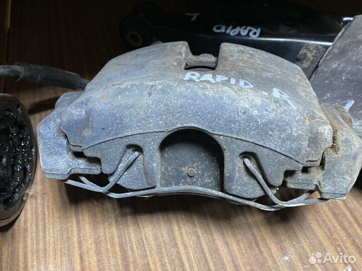 Skoda rapid 2019 суппорт передний правый