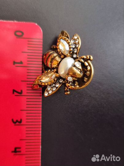 Брошь в стиле Chanel