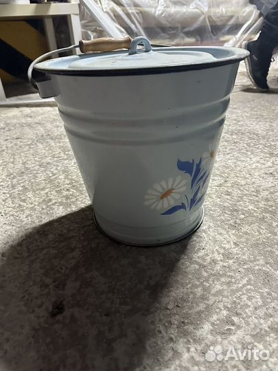 Продам эмалированное ведро с крышкой