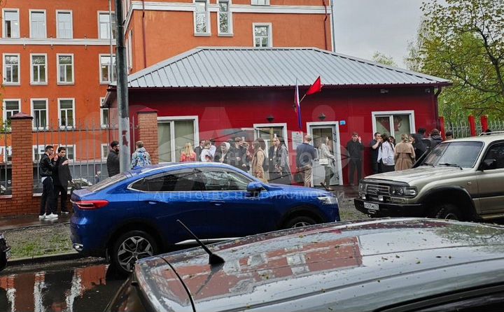 Напротив входа в Университет