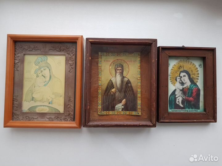 Иконы в киоте. Все разные. 3 штуки