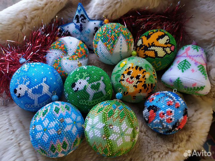 Ёлочные игрушки из бисера:шары,звёзды,колокольчики