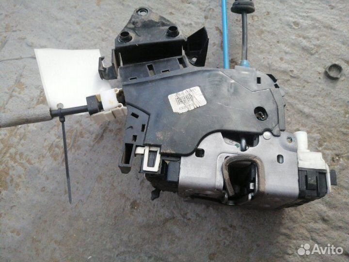 Замок двери задний правый Mercedes Benz C180 W204