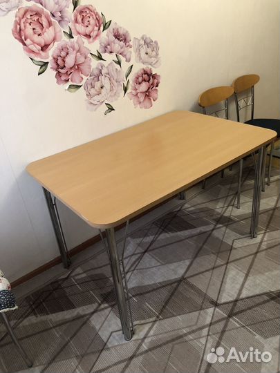 Кухонный стол и стулья