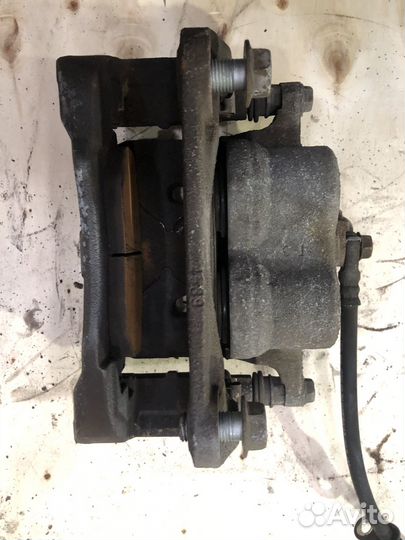 Суппорт тормозной передний правый Lexus RX450h