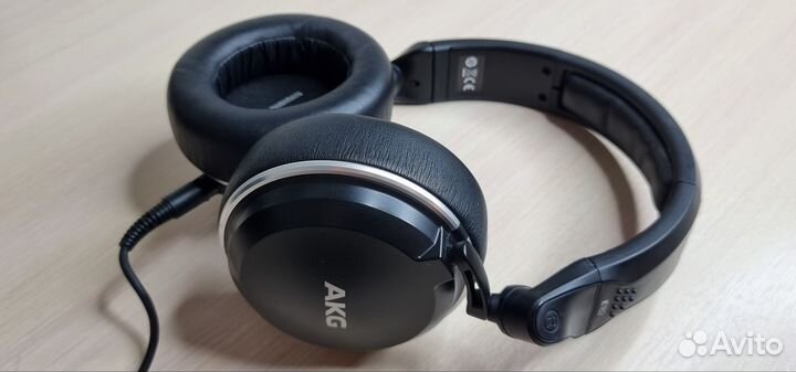 Проводные профессиональные наушники AKG K182