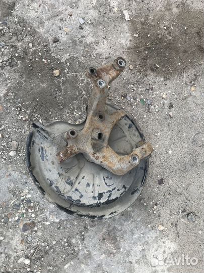 Кулак задний левый Volkswagen Golf 6