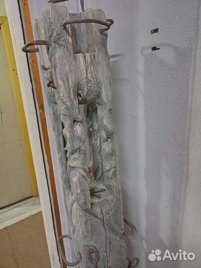 Деревянный напольный подсвечник