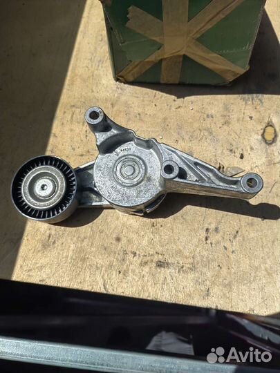 Натяжитель ремня INA