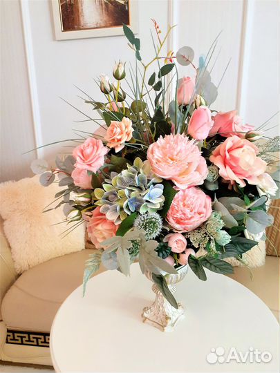 Интерьерная композиция из искусственных цветов