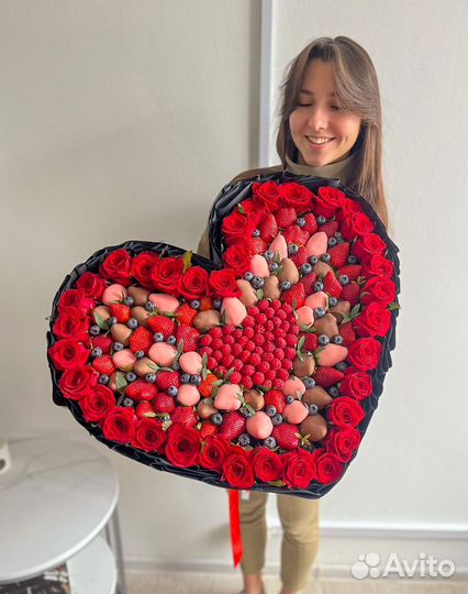 Букет с красными розами и клубникой в шоколаде