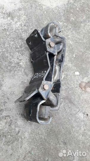 Mitsubishi L200 подушка кпп