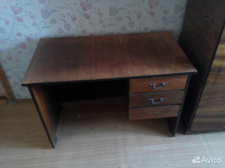 Продам шкаф плательный и стол письменный б/у