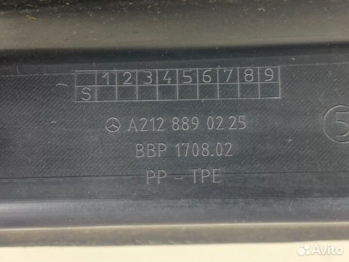 Пыльник крыла правый Mercedes W212