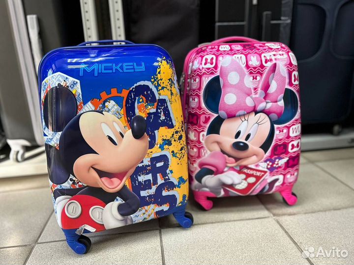 Чемодан маленький на колесах