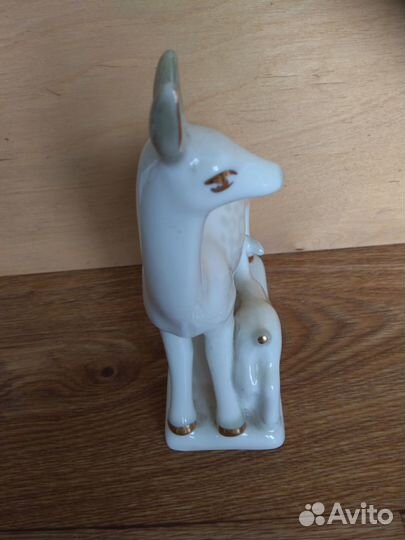 Статуэтка фарфор Олениха с олененком зхк Полонное