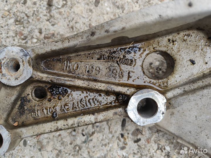 Volkswagen caddy 3 кронштейн рычага правый