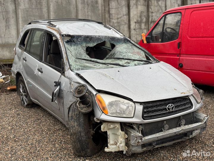 Toyota RAV4 2.0 МТ, 2001, битый, 250 000 км