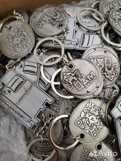 Брелоки и значки