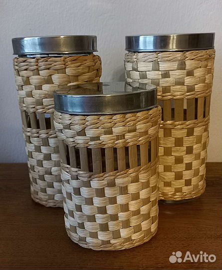Банки стеклянные в оплетке из соломки