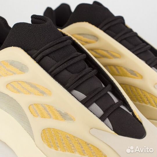 Кроссовки Adidas Yeezy 700 v3 Safflower