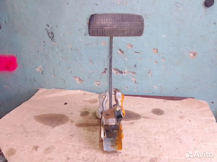 Педаль тормоза АКПП Nissan AD Y10