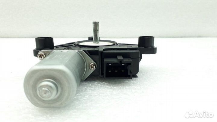 Моторчик стеклоподъемника задний правый