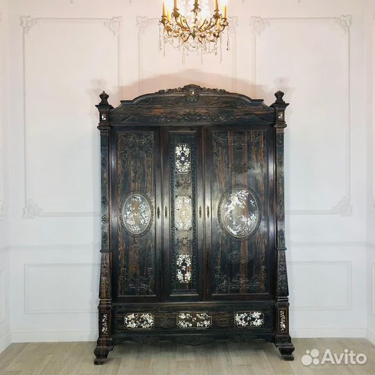 Антикварный шкаф