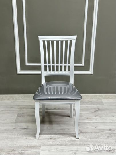 Стол и стулья новые