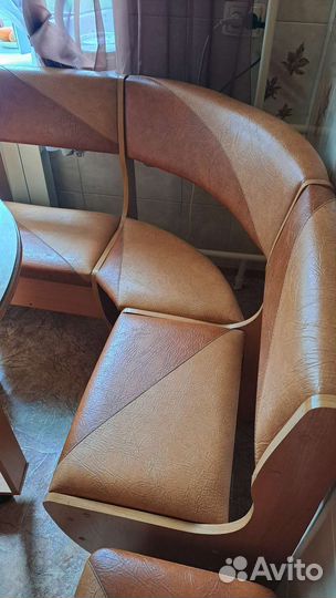 Кухонный стол,кухонный диван угловой